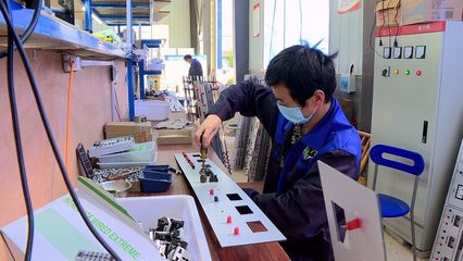 麥市鎮:發展微工產業 讓貧困戶家門口就業